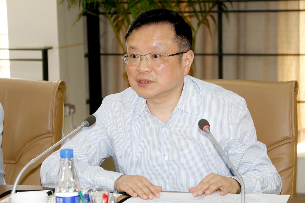 屈谦副市长在会上讲话