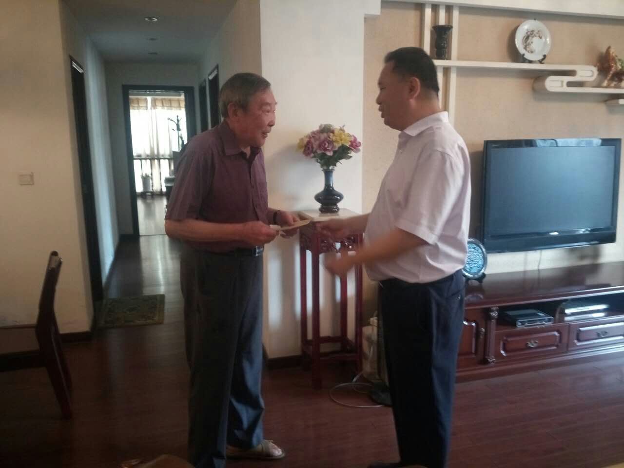 校长石晓辉到80岁以上的老党员和重病离退休党员家中进行了走访慰问