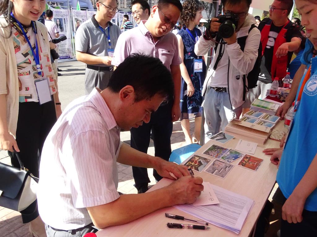 校党委书记李志雄寄语新生