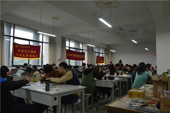 1-决赛现场,参赛选手专注地进行比赛2