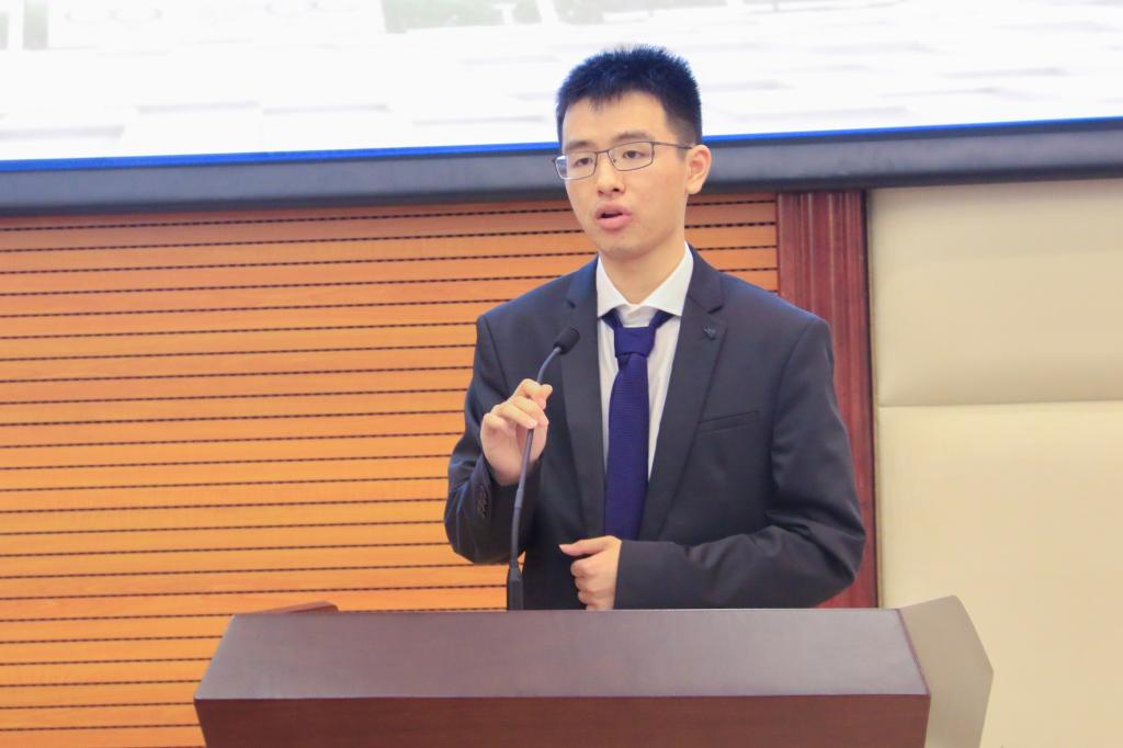 本科新生代表王浚生发言