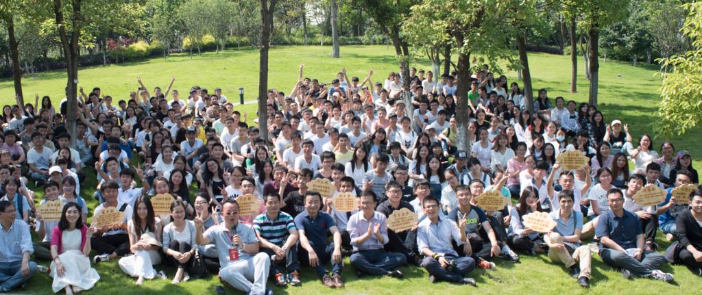 老师与学生代表们合影留念