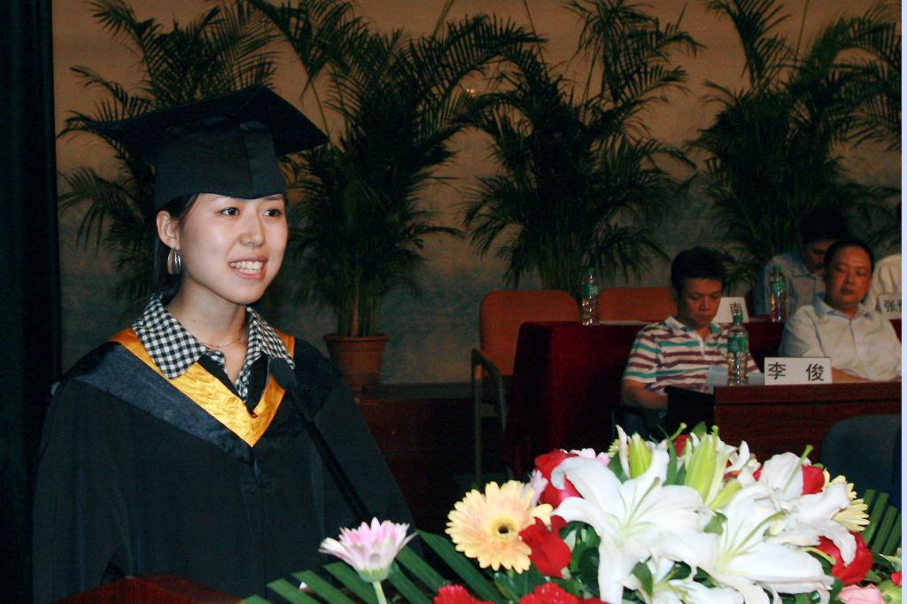 本专科毕业生代表唐颖琳在毕业典礼上作了发言