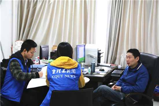 叶明与校学生新闻中心学生记者交流_副本