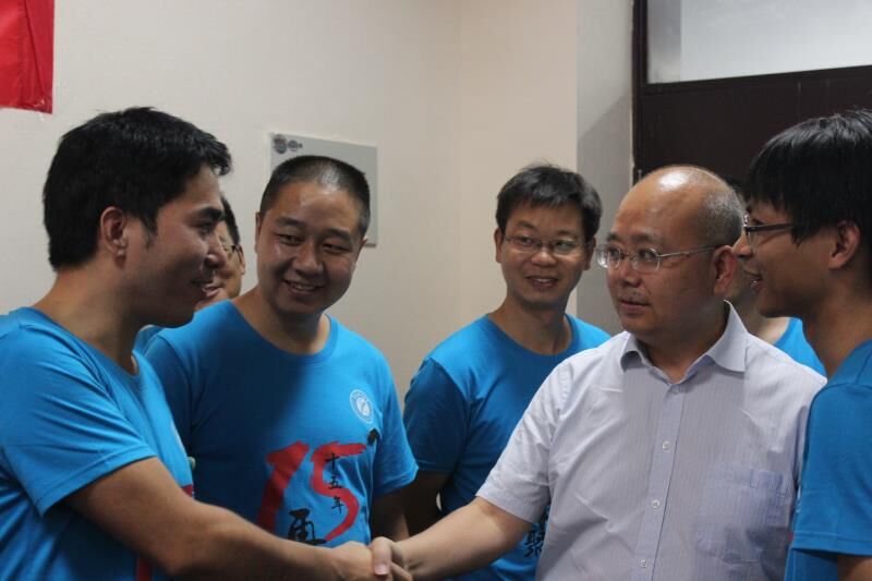 9843班专业课老师副校长廖林清与同学们交谈