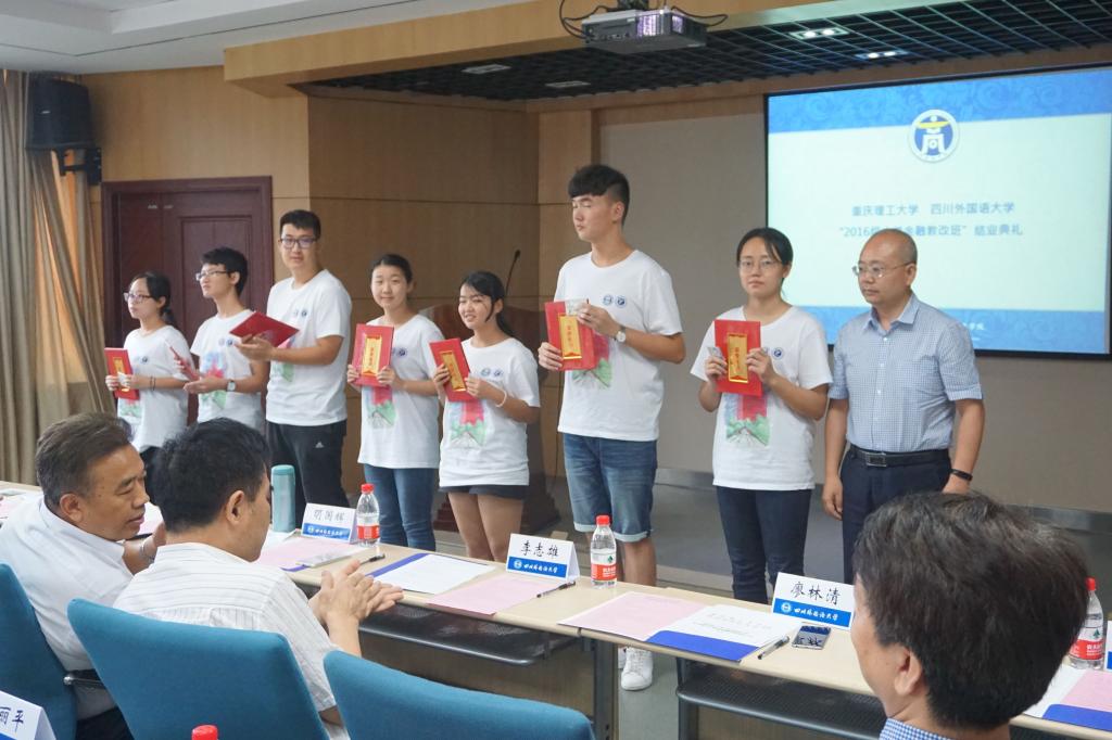 廖林清副校长为获奖同学颁奖
