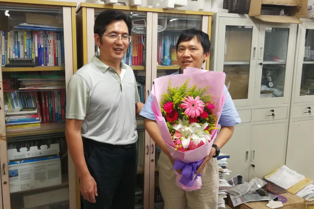 校党委副书记张晓洪走访慰问教师代表