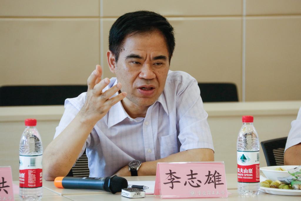 校党委书记李志雄在会上讲话