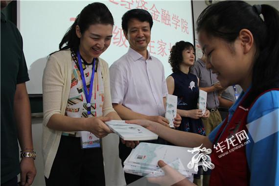 大学迎新现场变“邮局” 重理工金融学院新生向未来投递梦想