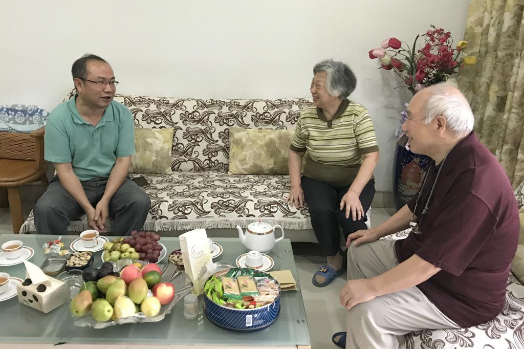 副校长何建国走访慰问教师代表