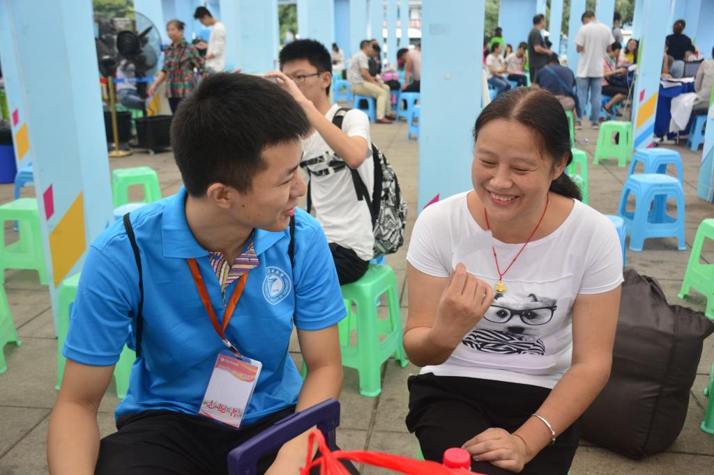 志愿者解答家长疑惑
