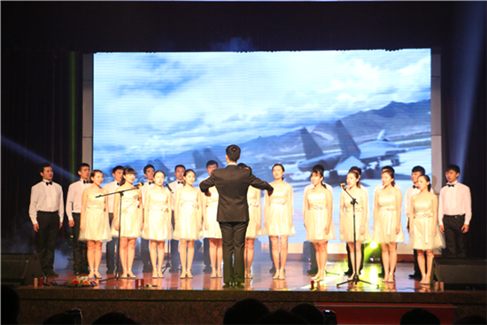 我校大学生合唱团正在表演歌曲《光荣与梦想》