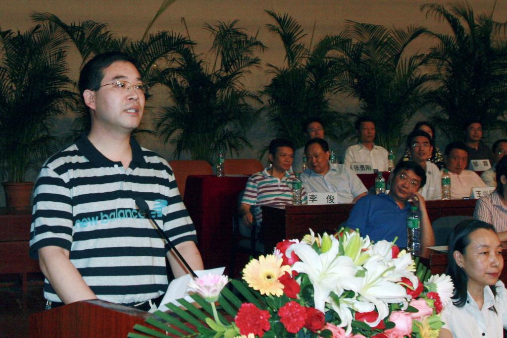 光电信息学院副院长张红民教授作为教师代表在毕业典礼上为毕业生送上了最真挚的祝福