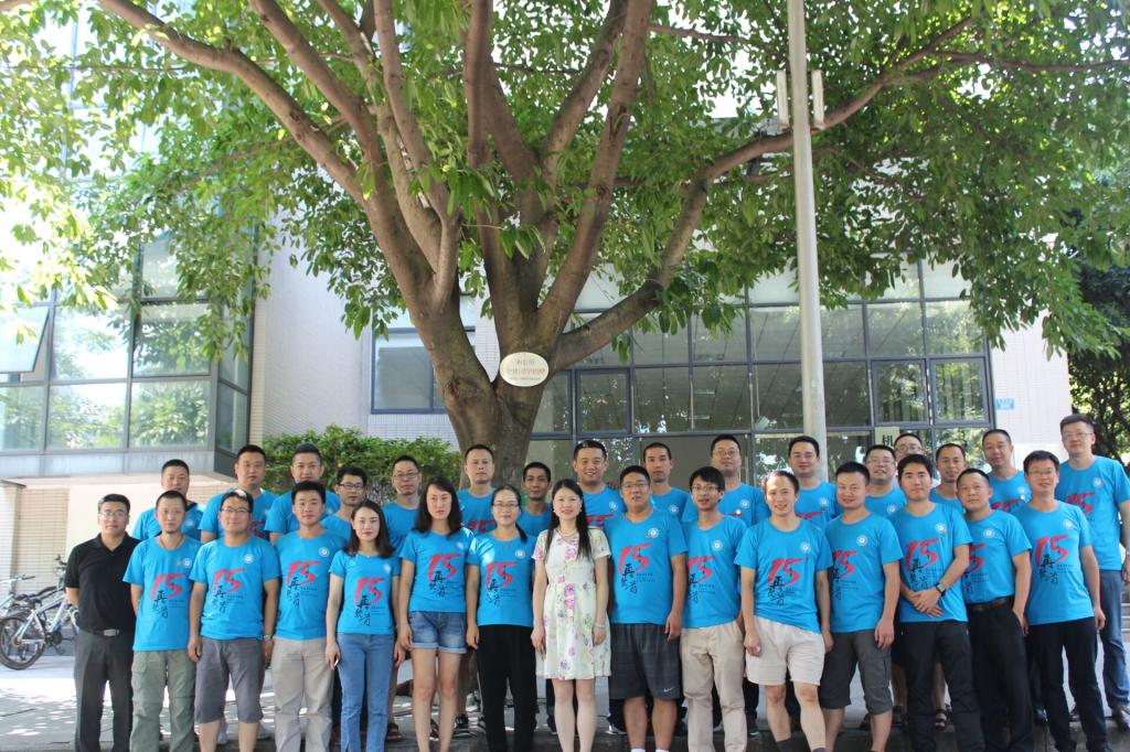 9843班毕业生在班级树下合影