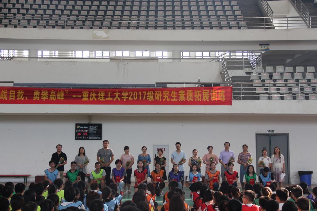 辅导员向学员颁发荣誉证书,学员献上鲜花