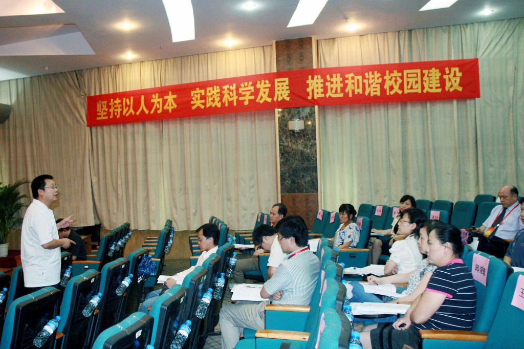 大会全体代表以及列席代表分为6个代表团对相关议题进行了讨论发言,畅所欲言,各抒己见,全面审议了各项议题