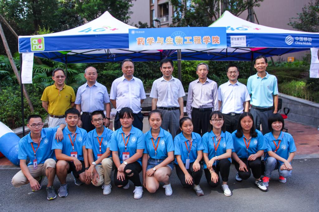 校领导一行看望药学与生物工程学院迎新现场师生