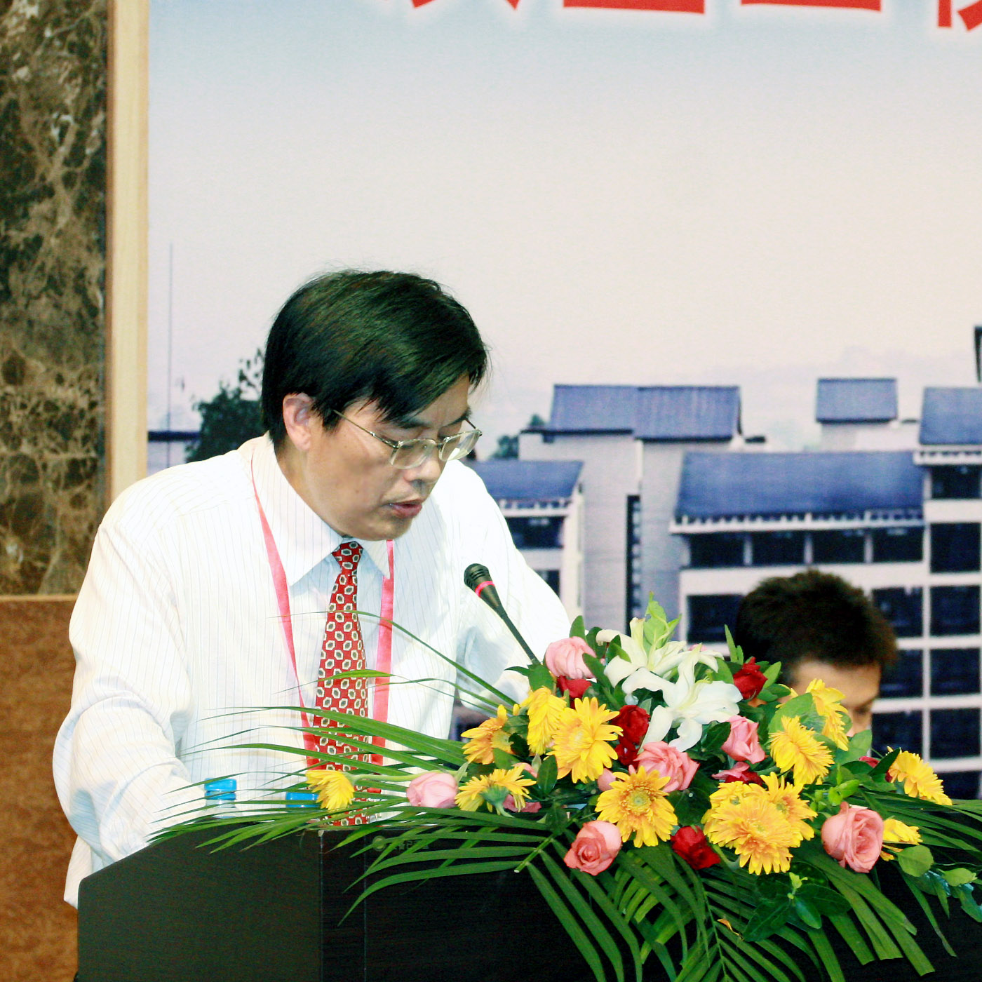 上届校工会主席、教代会主任张德新作了《围绕中心,服务大局,求真务实,勤奋努力,为推进学校又好又快发展做出新贡献》工会工作报告