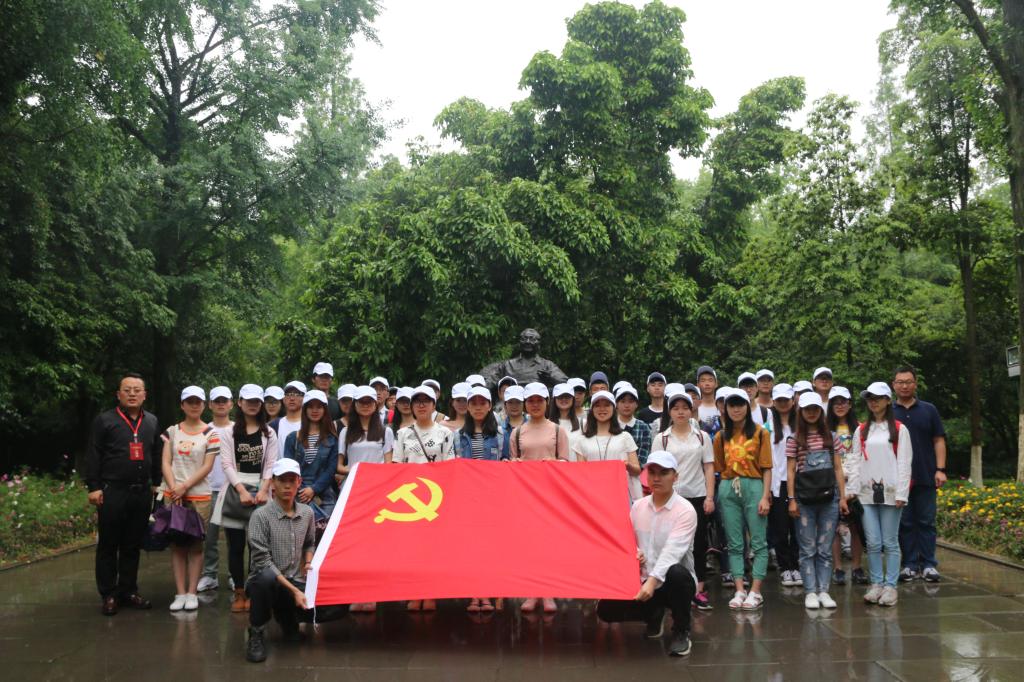 两江校区师生党员入党积极分子代表在小平铜像前合影