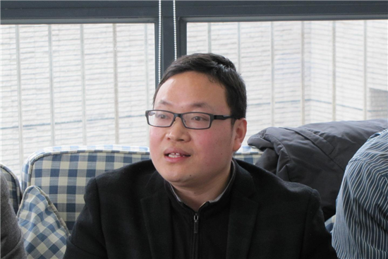化学与化工学院许俊强教授就本学院研究方向与参会专家交流