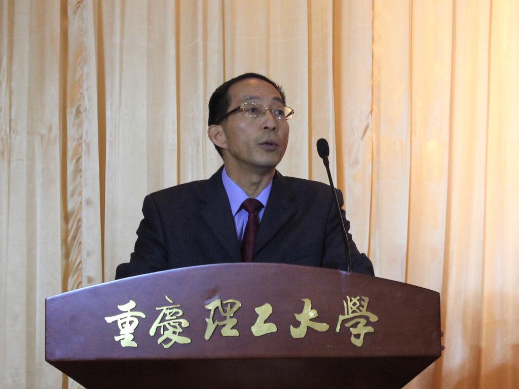校工会主席郭建新代表工会向大会致辞