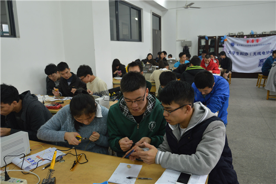 2-参赛小组分工明确,合力完成比赛2
