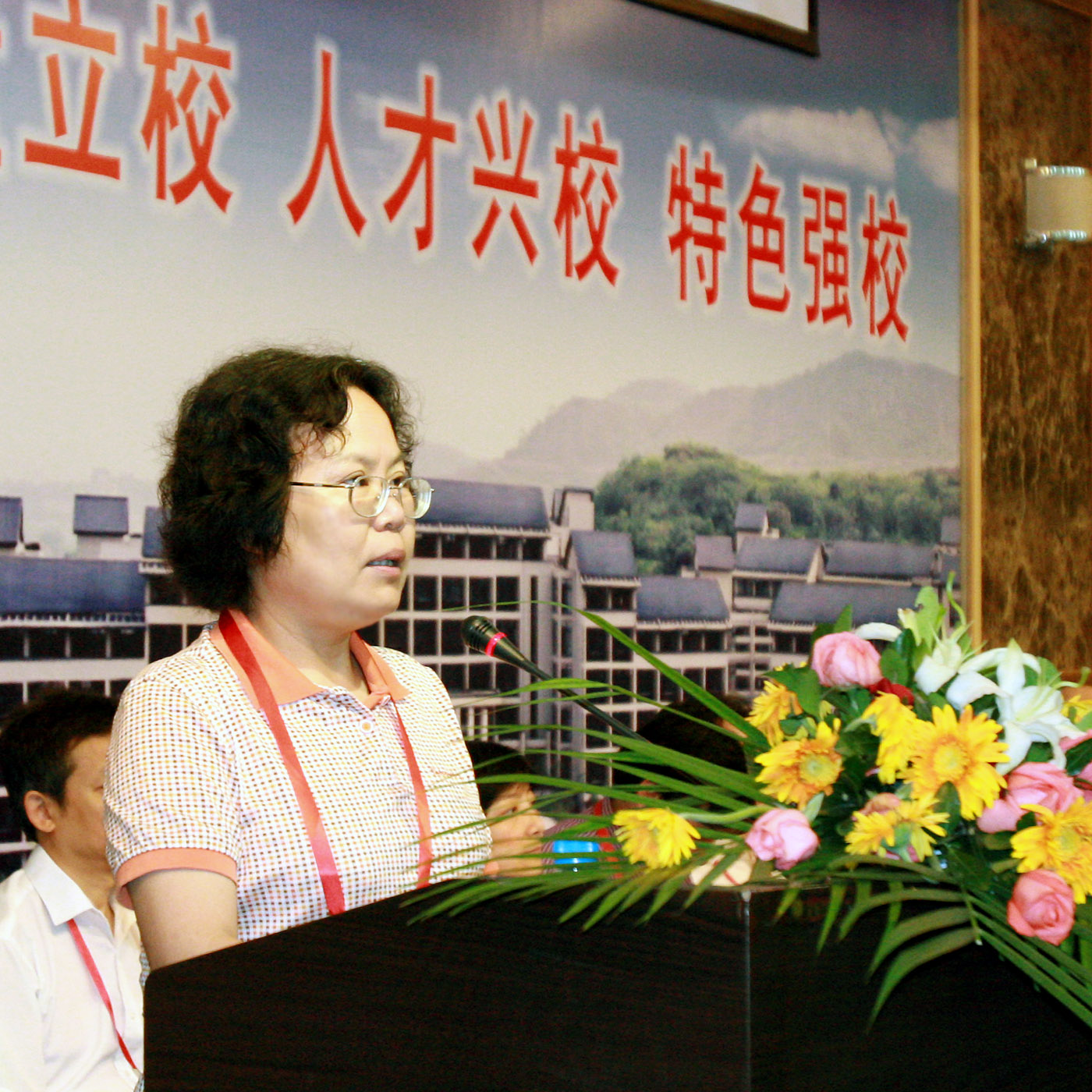 副校长张威作了《重庆理工大学教代会提案工作报告》