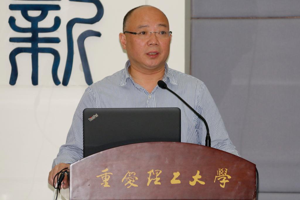 市教委高教处处长蒋后强在会上讲话