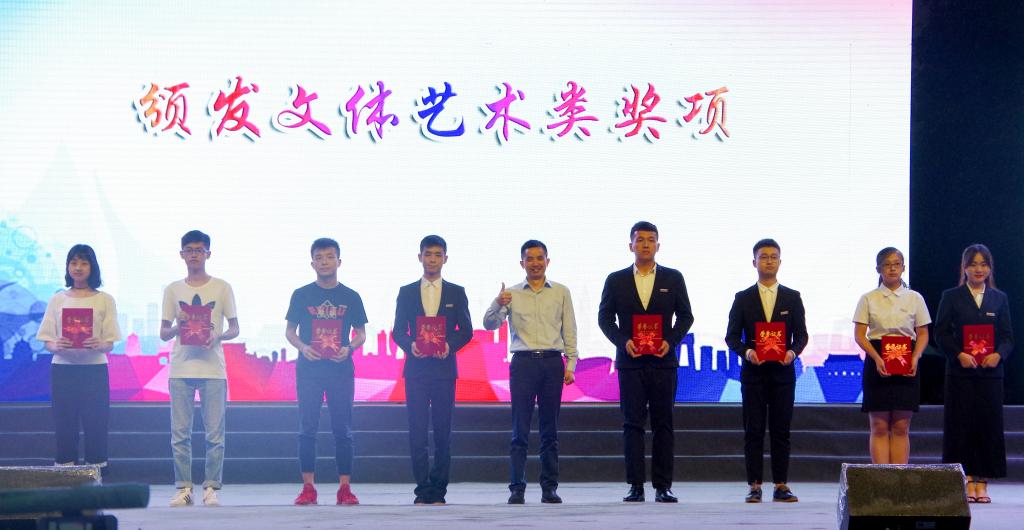 学校招生就业处处长赵毅为文体艺术类颁奖