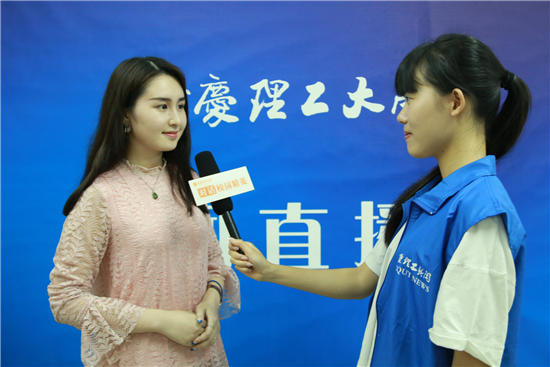 贺鸿为做客学校新闻直播间