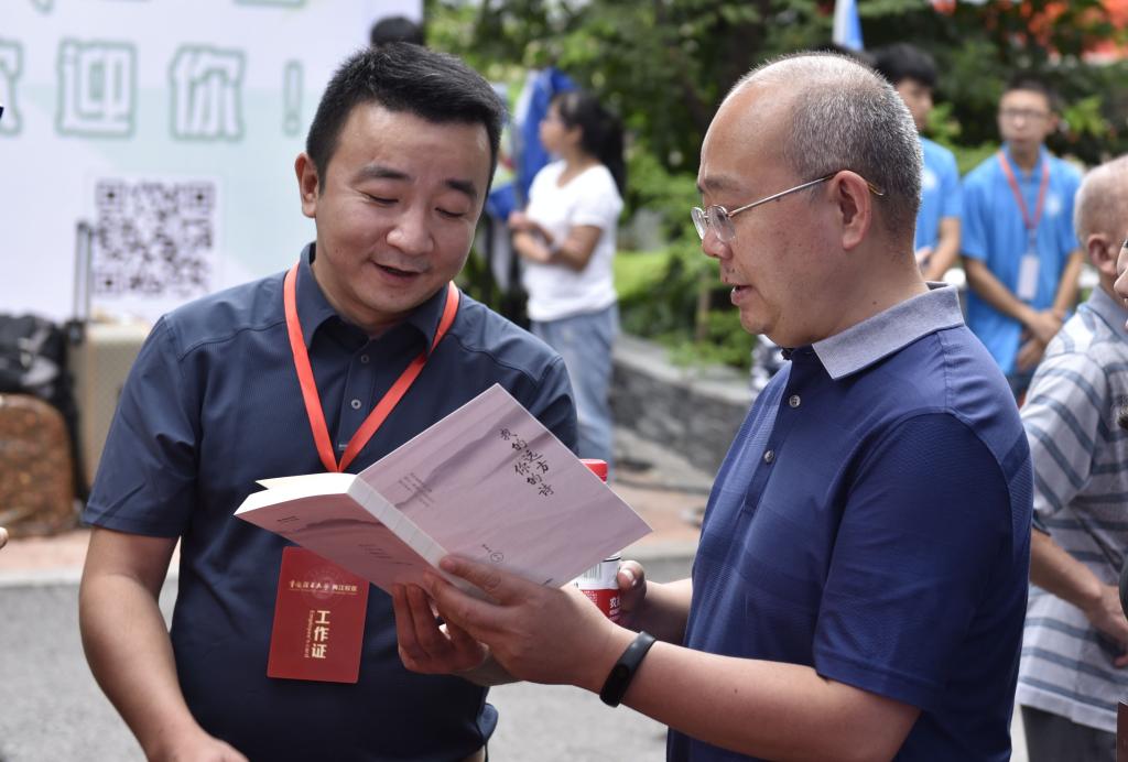 副校长廖林清在迎新现场查看送给新生的礼物