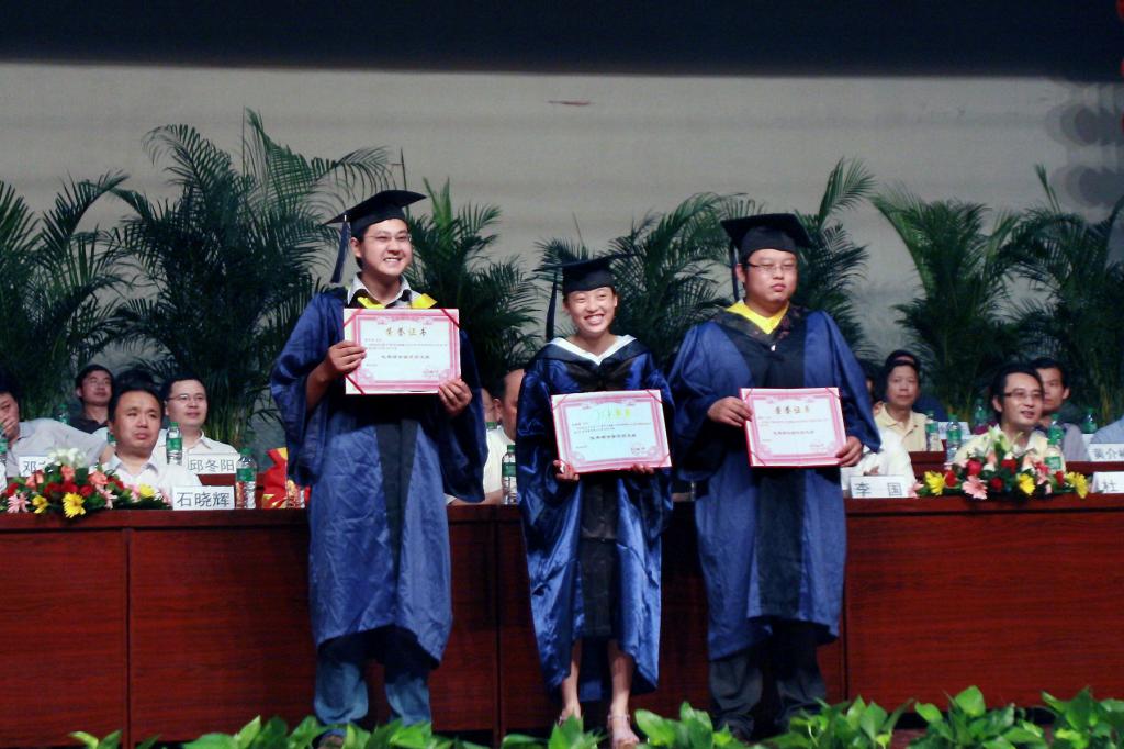 学校领导为获奖毕业生代表颁发了荣誉证书