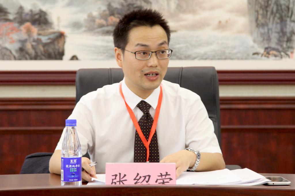 新当选的纪委书记张绍荣在会上讲话