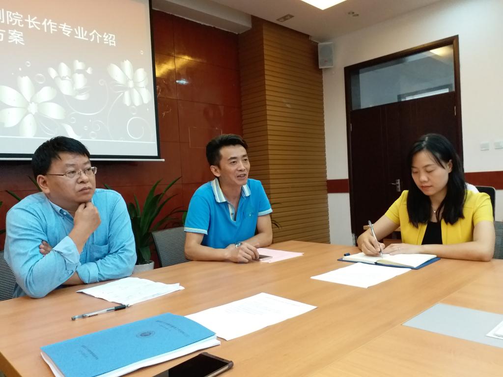 党总支书记谢春林主持新生入学教育
