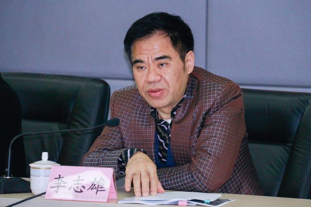 校党委书记李志雄在会上讲话