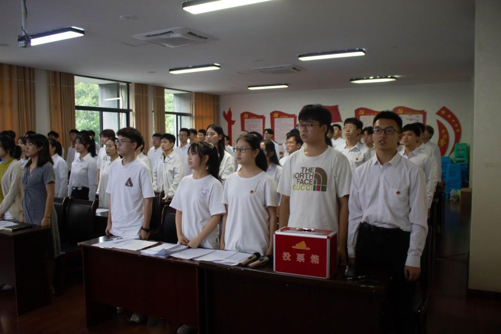 齐唱国歌刘懿铭同学作上一学年的学生会工作报告投票颁发聘书会议现场