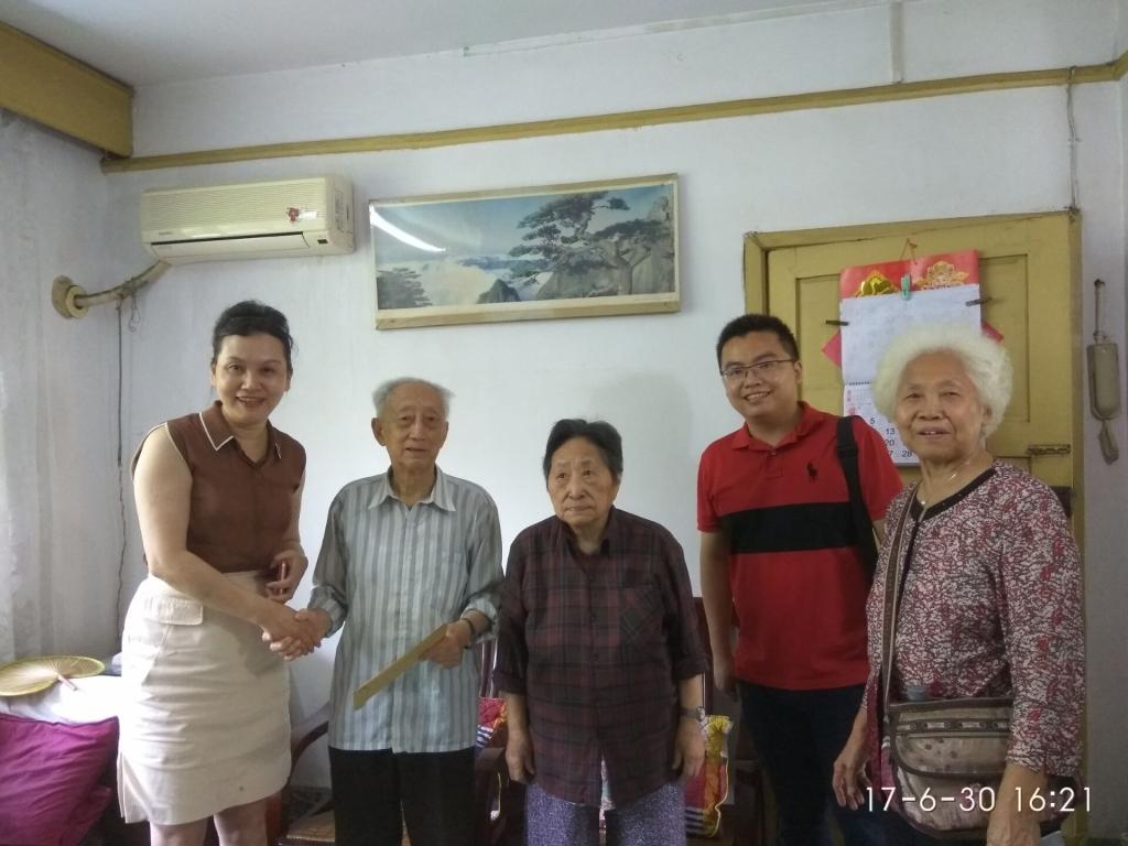 校纪委书记李蕾到80岁以上的老党员和重病离退休党员家中进行了走访慰问