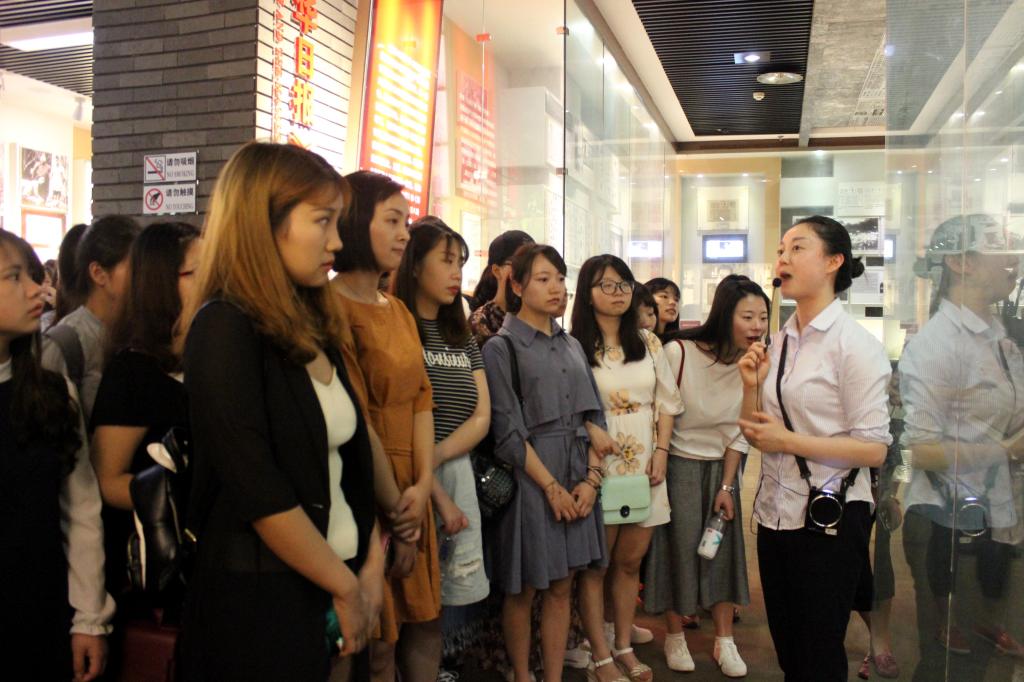 同学们仔细聆听解说员讲述革命战士感人的故事