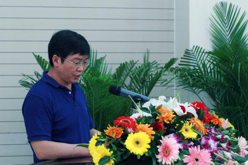 先进基层党组织代表汽车学院党总支书记王国超同志在会上作了交流发言