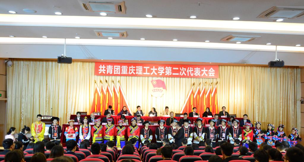 大会现场的少数民族师生代表还通过歌声、舞蹈、本族语言、着装等展示了青春风采
