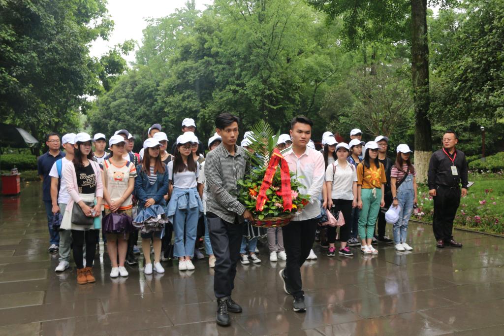 两江校区入党积极分子学生代表向小平铜像敬献花篮