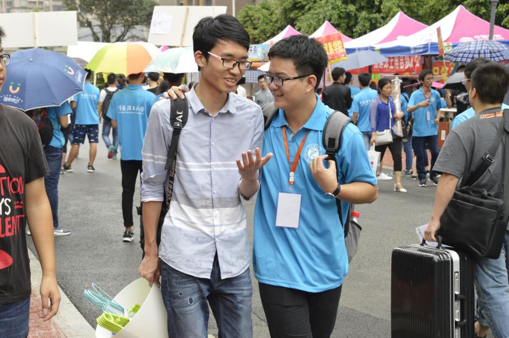 志愿者为新生介绍学校情况