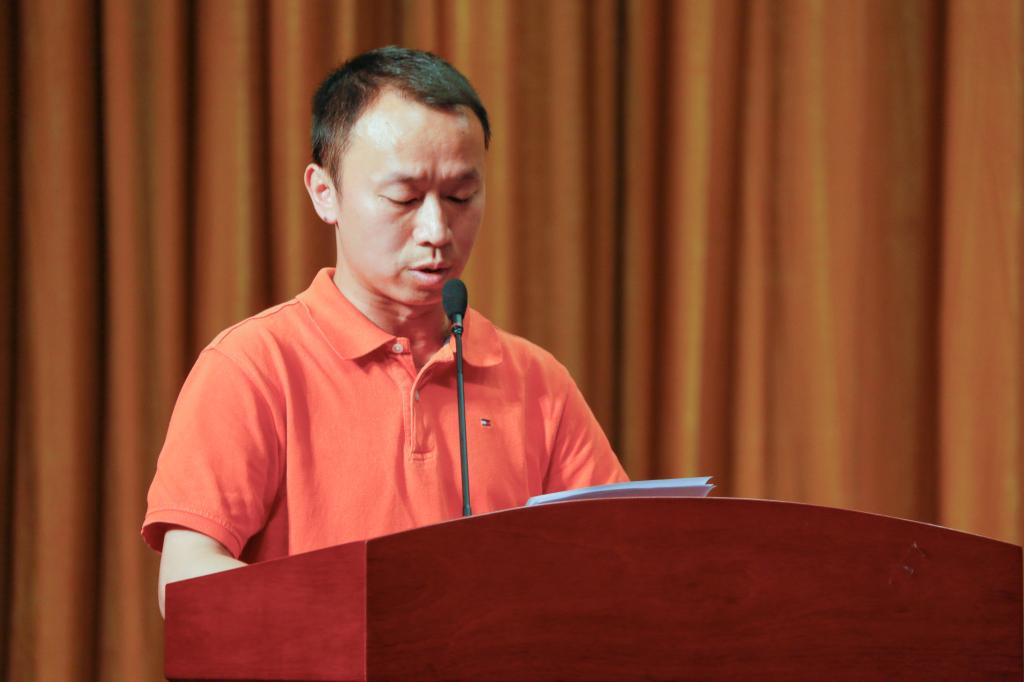 计算机科学与工程学院党支部书记黄同愿交流发言