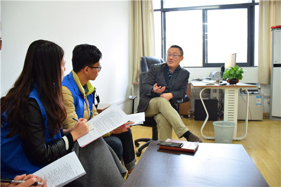 杨岩教授与校学生新闻中心记者交流_副本