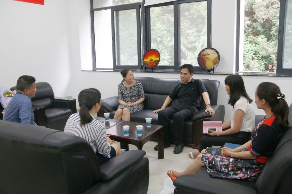 校党委书记李志雄走访慰问教师代表