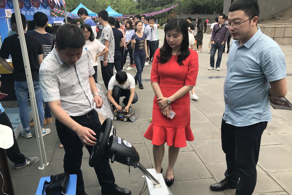 与会人员参观南海老师设计开发的VR汽车模拟驾驶系统