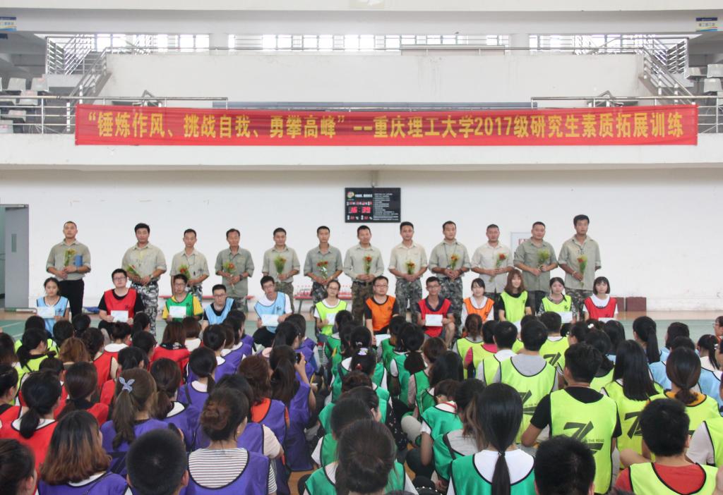 教练员向学员颁发结业证书,学员献上鲜花