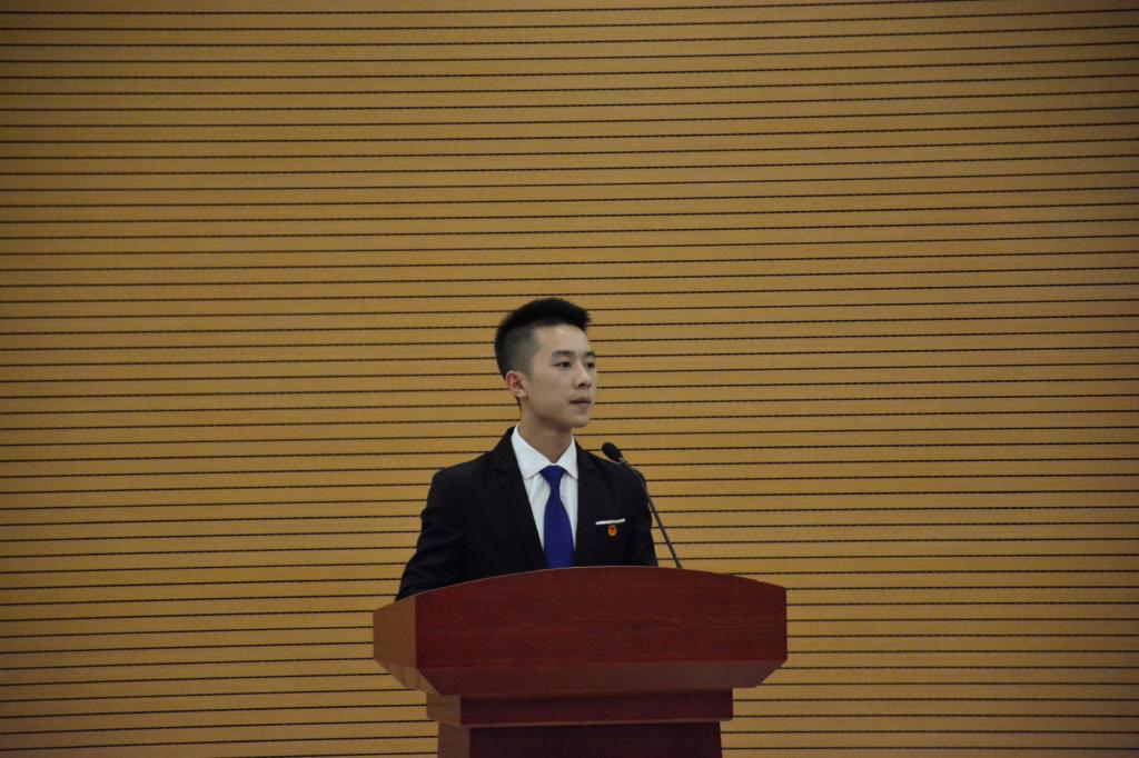 参与竞选的学生干部现场演讲