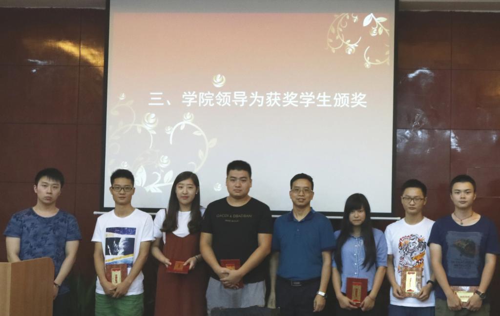 副院长李又兵为材料学院新生奖学金获得者颁奖