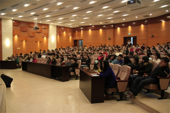 两江校区250余名学生代表参加了报告会